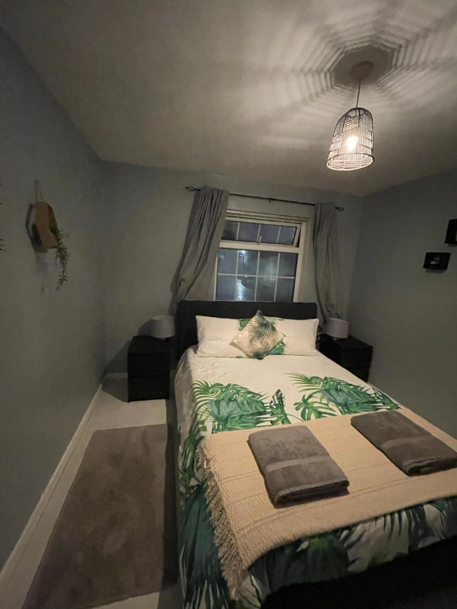 House Near To Castlecourt Shopping Apartment Белфаст Екстериор снимка