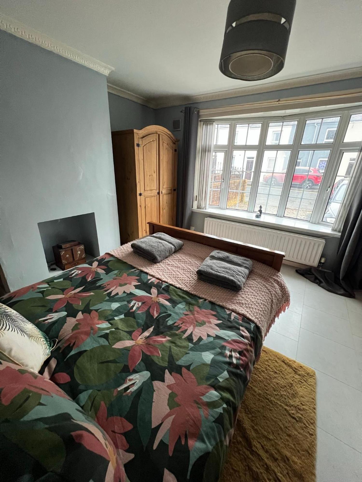 House Near To Castlecourt Shopping Apartment Белфаст Екстериор снимка