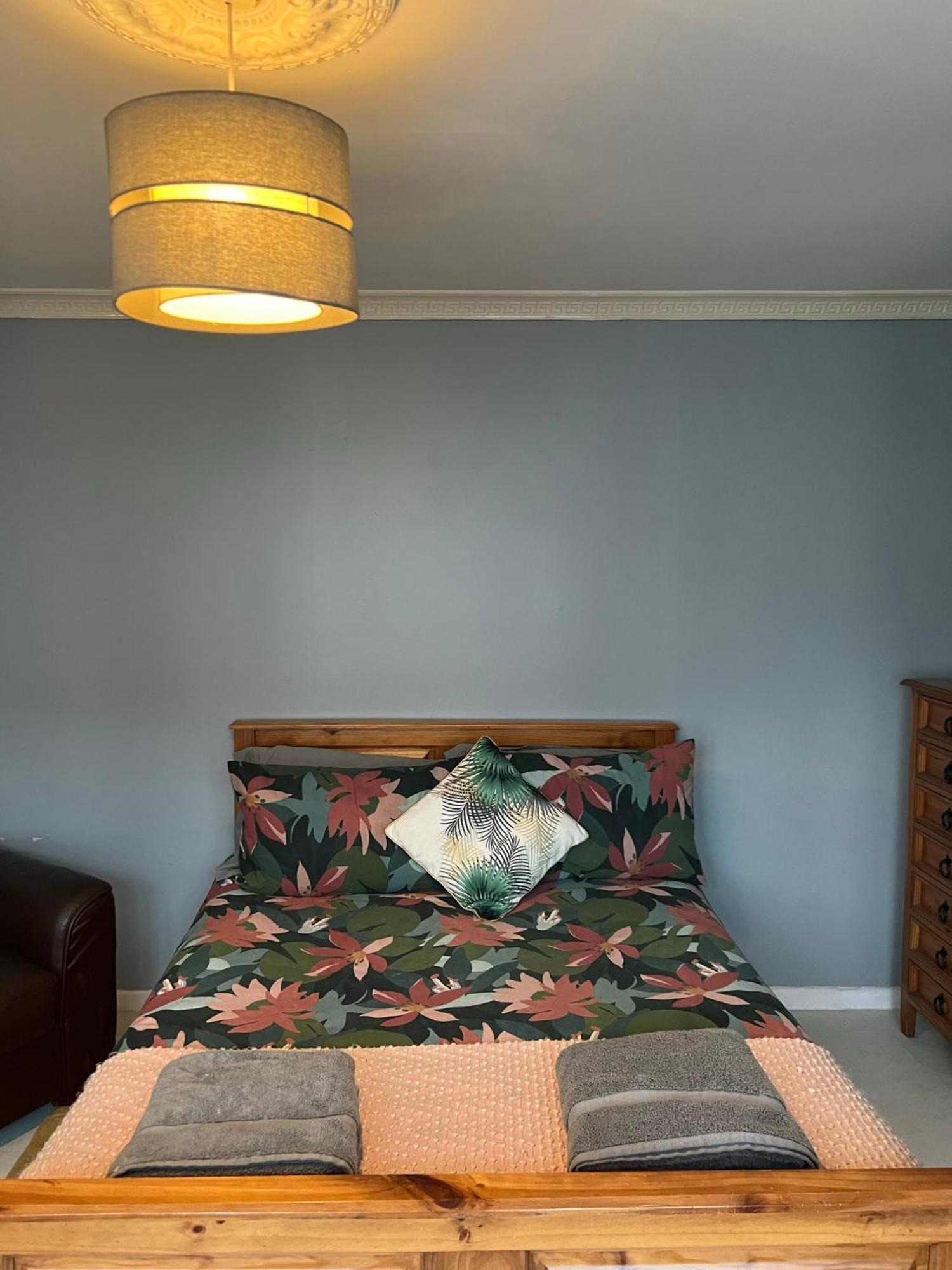 House Near To Castlecourt Shopping Apartment Белфаст Екстериор снимка