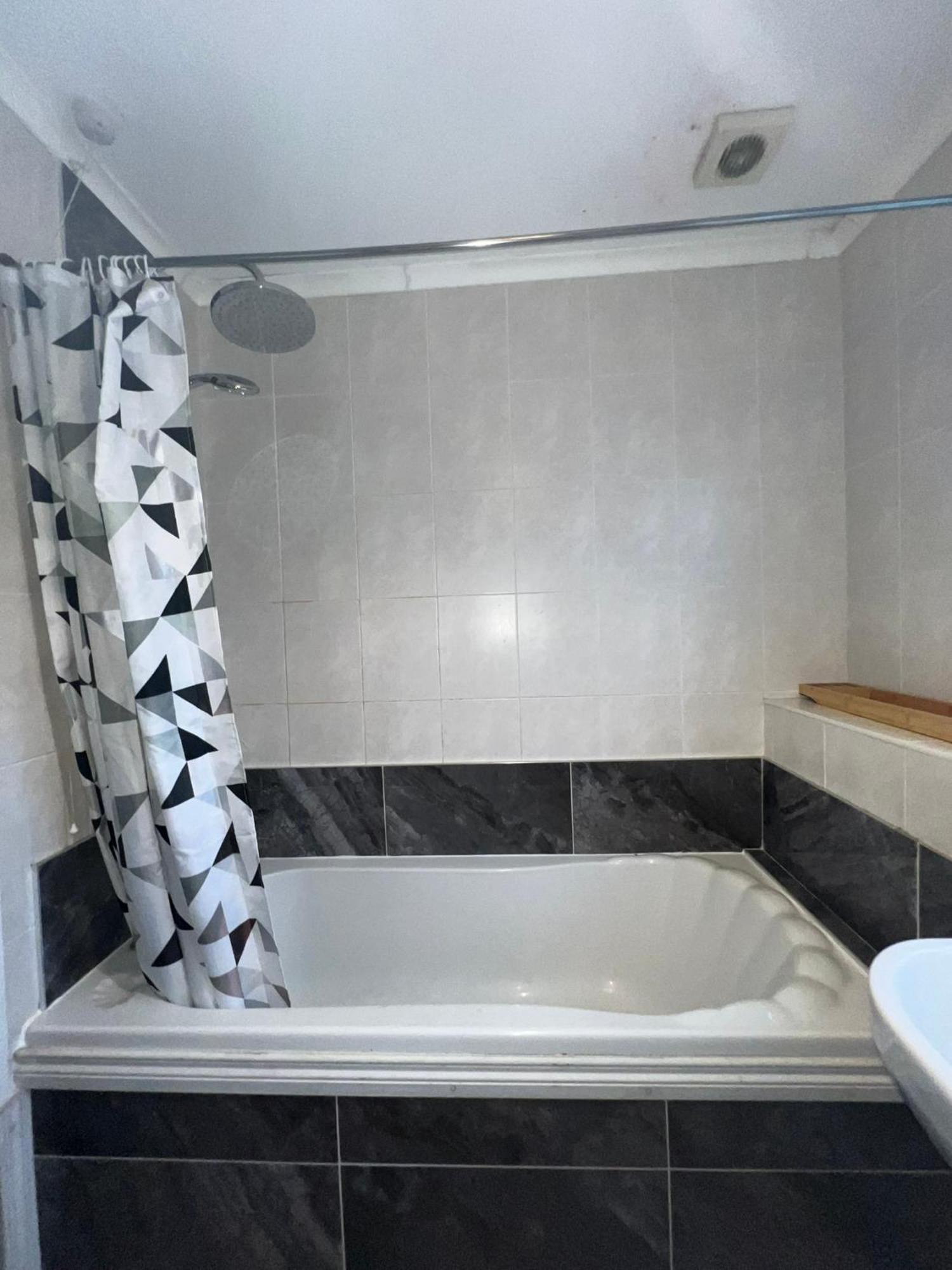 House Near To Castlecourt Shopping Apartment Белфаст Екстериор снимка