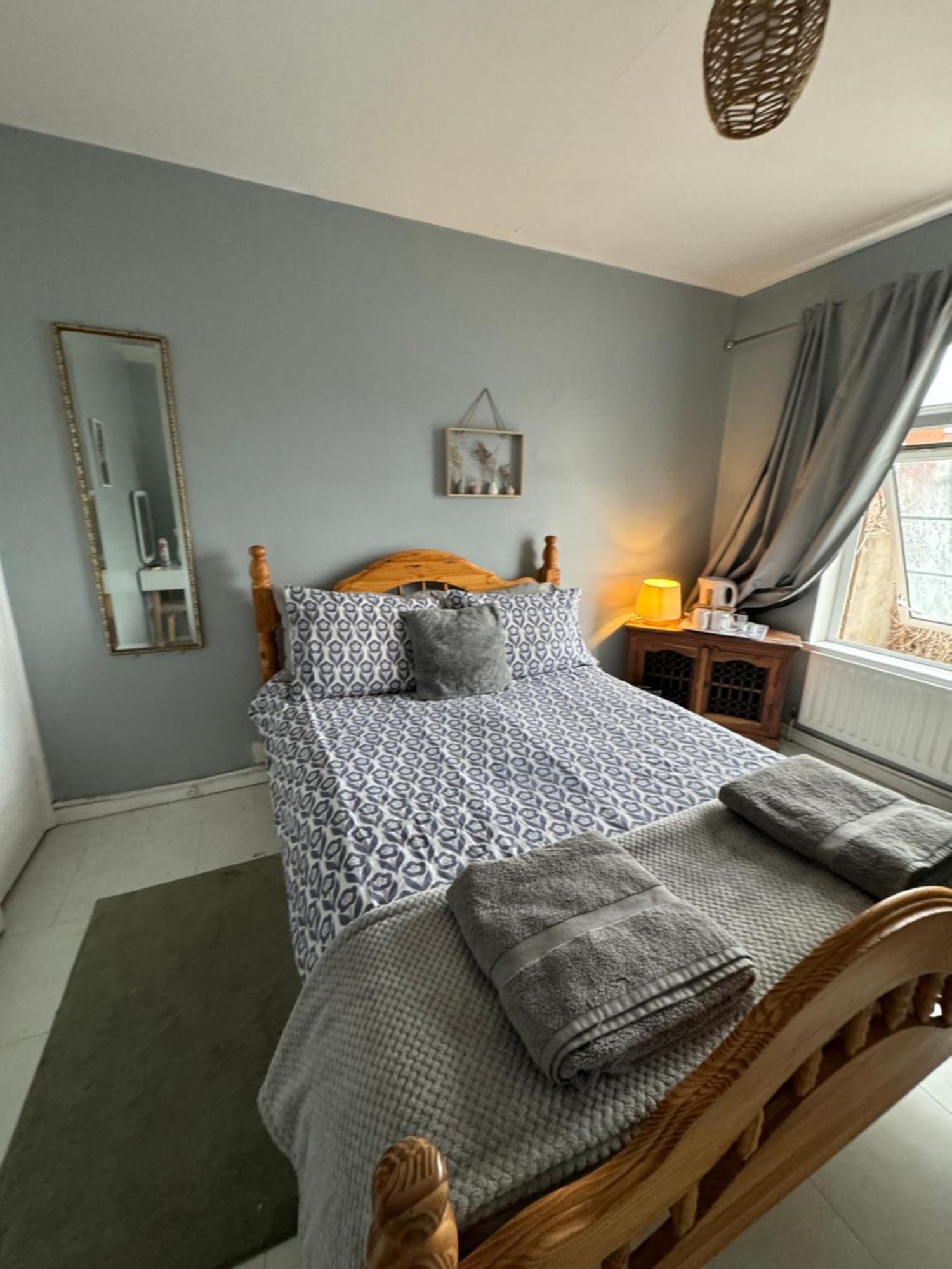House Near To Castlecourt Shopping Apartment Белфаст Екстериор снимка