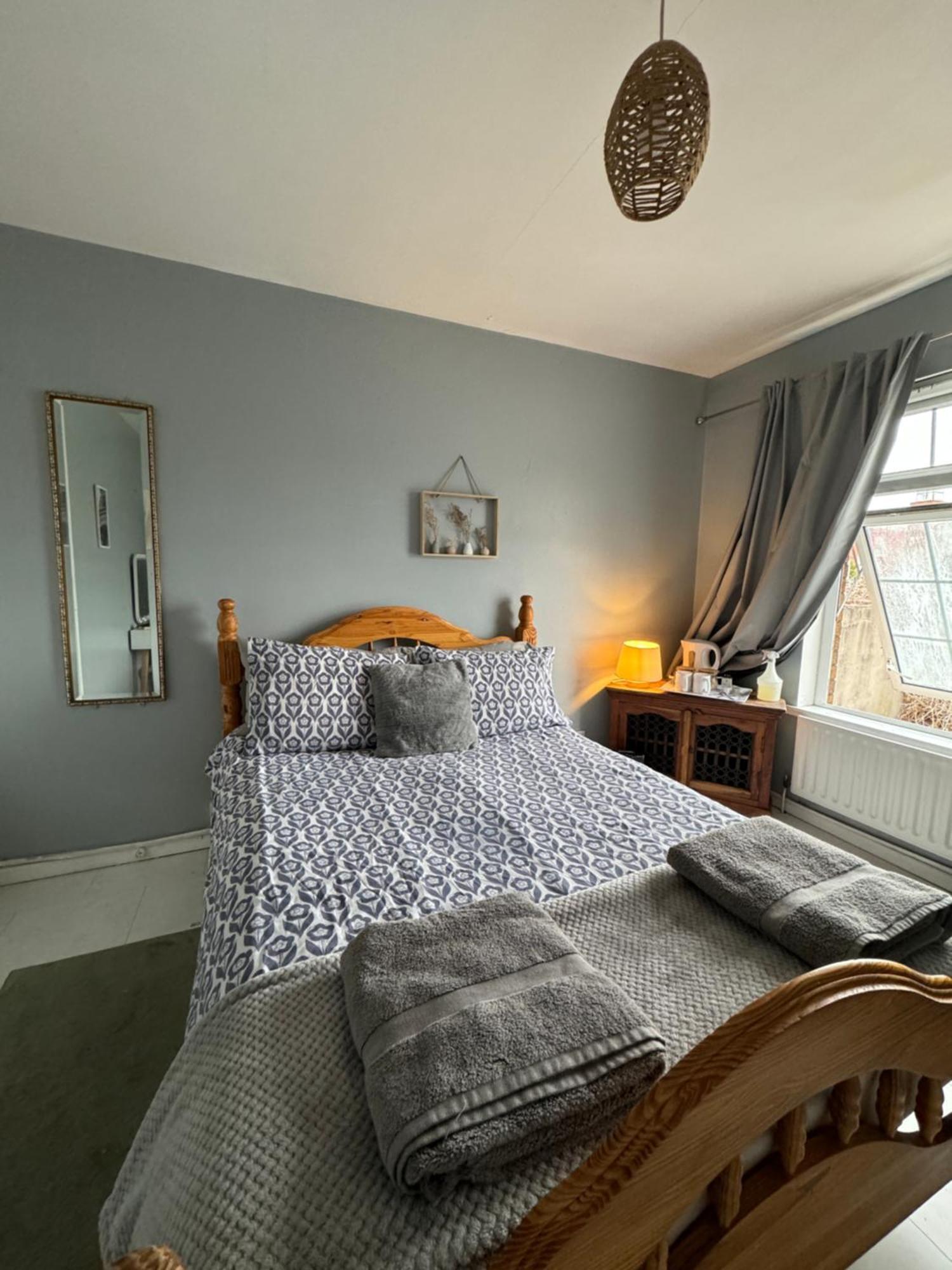 House Near To Castlecourt Shopping Apartment Белфаст Екстериор снимка